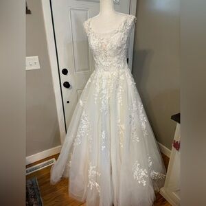 Elegant White Lace Wedding Dress